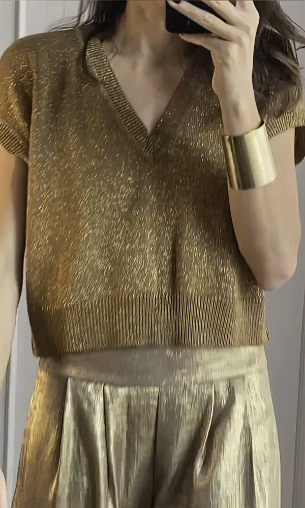 Top met V-hals en broek met wijde pijpen