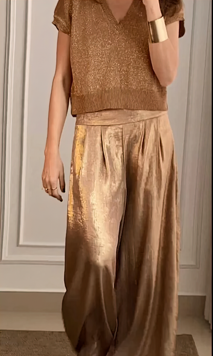 Top met V-hals en broek met wijde pijpen