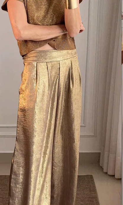 Top met V-hals en broek met wijde pijpen